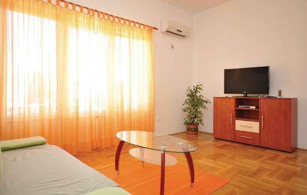 Orange Apartment *