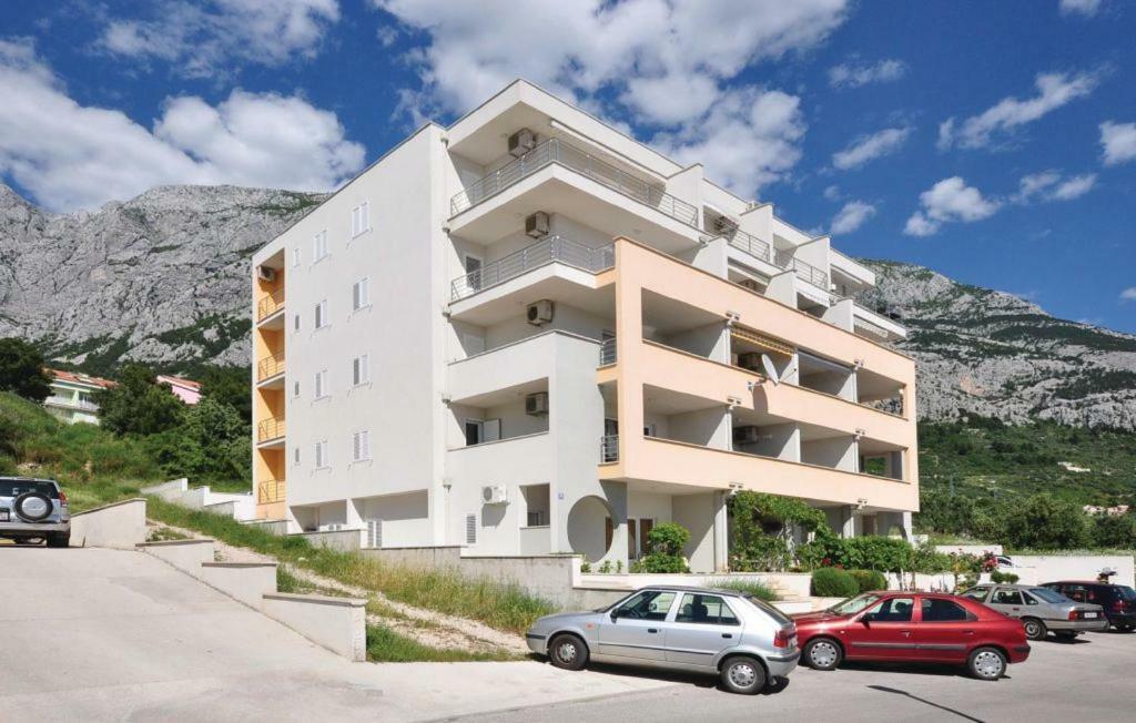 Orange Apartment *