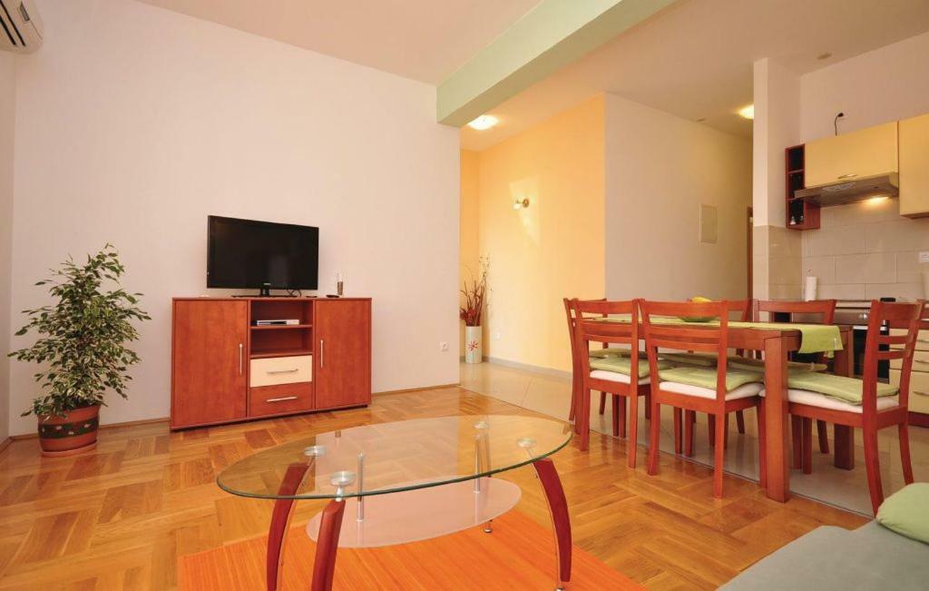 Orange Apartment Makarska