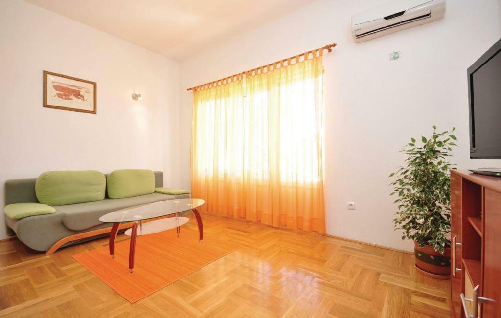 Orange Apartment *